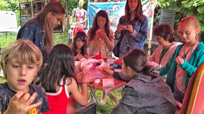 Atelier figurine en laine cardée pour le stopmotion ou la décoration par Ly Lan Damant lors du premier évènement concert avec vue STory Milcats résidence La charmeuse