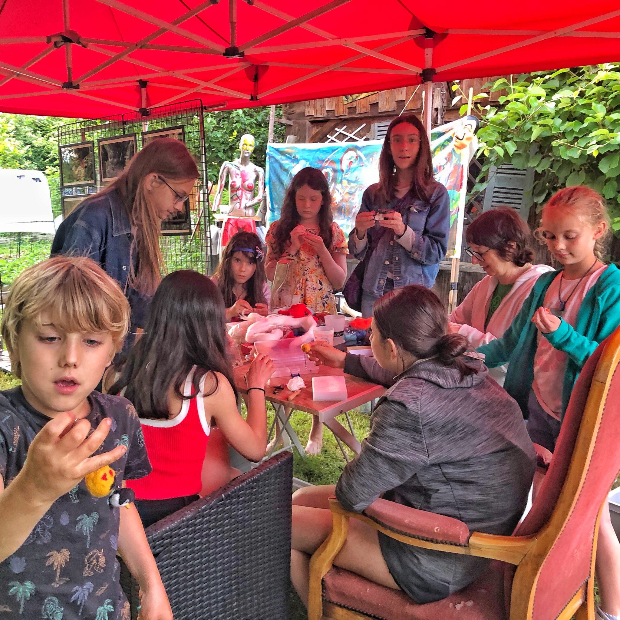 Atelier figurine en laine cardée pour le stopmotion ou la décoration par Ly Lan Damant lors du premier évènement concert avec vue STory Milcats résidence La charmeuse