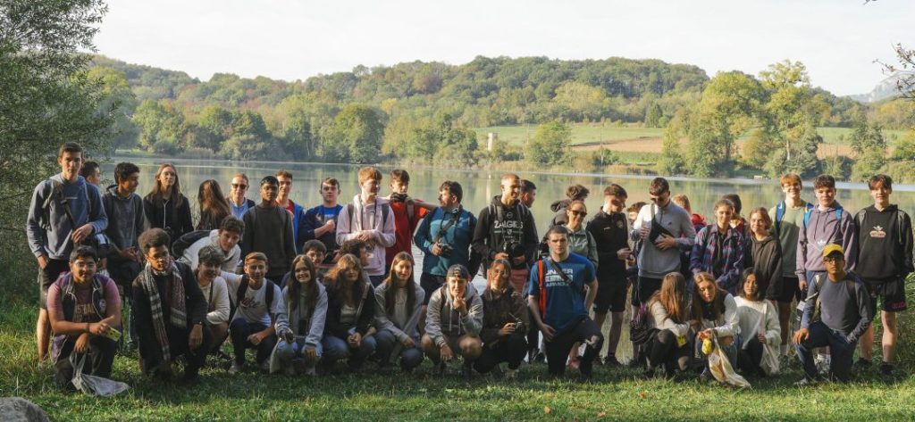 Groupe Franco Irlandais lors de l'atelier d'éducation aux médias et à l'image "Connexion - déconnexion" devant le lac de chavoley dans l'Ain.