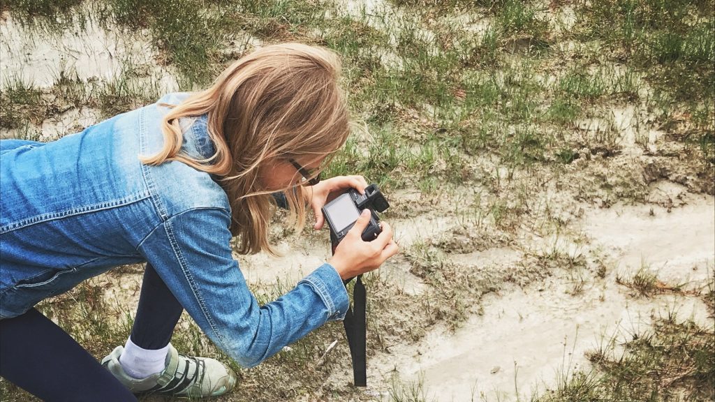Enfant en reportage photo autour du lac d'Armaille AIN