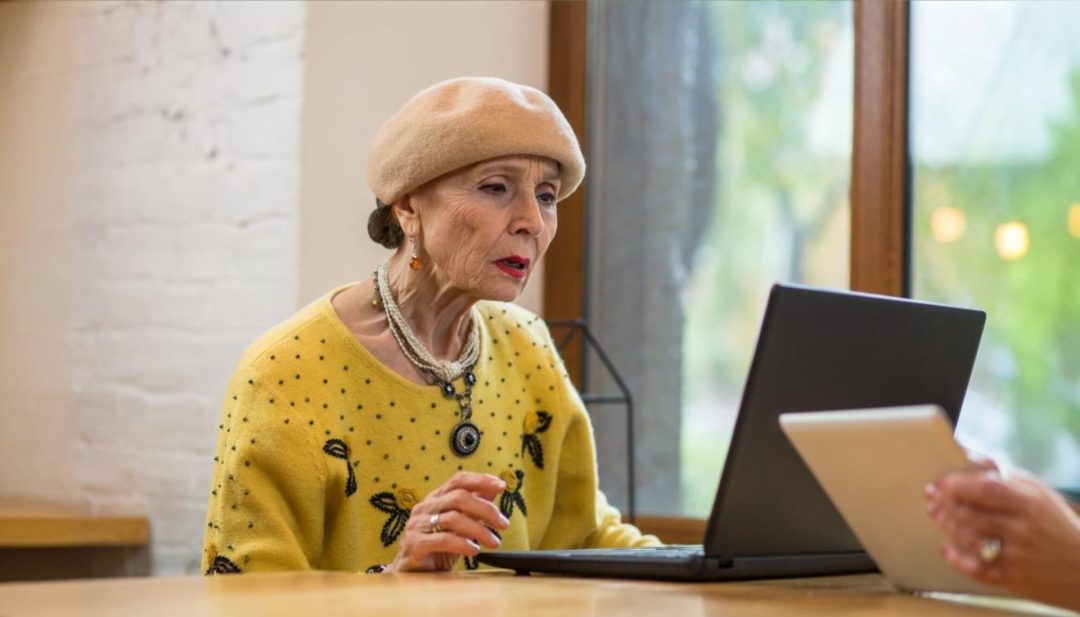 Illustration senior navigant sur le web freepix