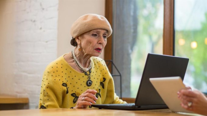 Illustration senior navigant sur le web freepix