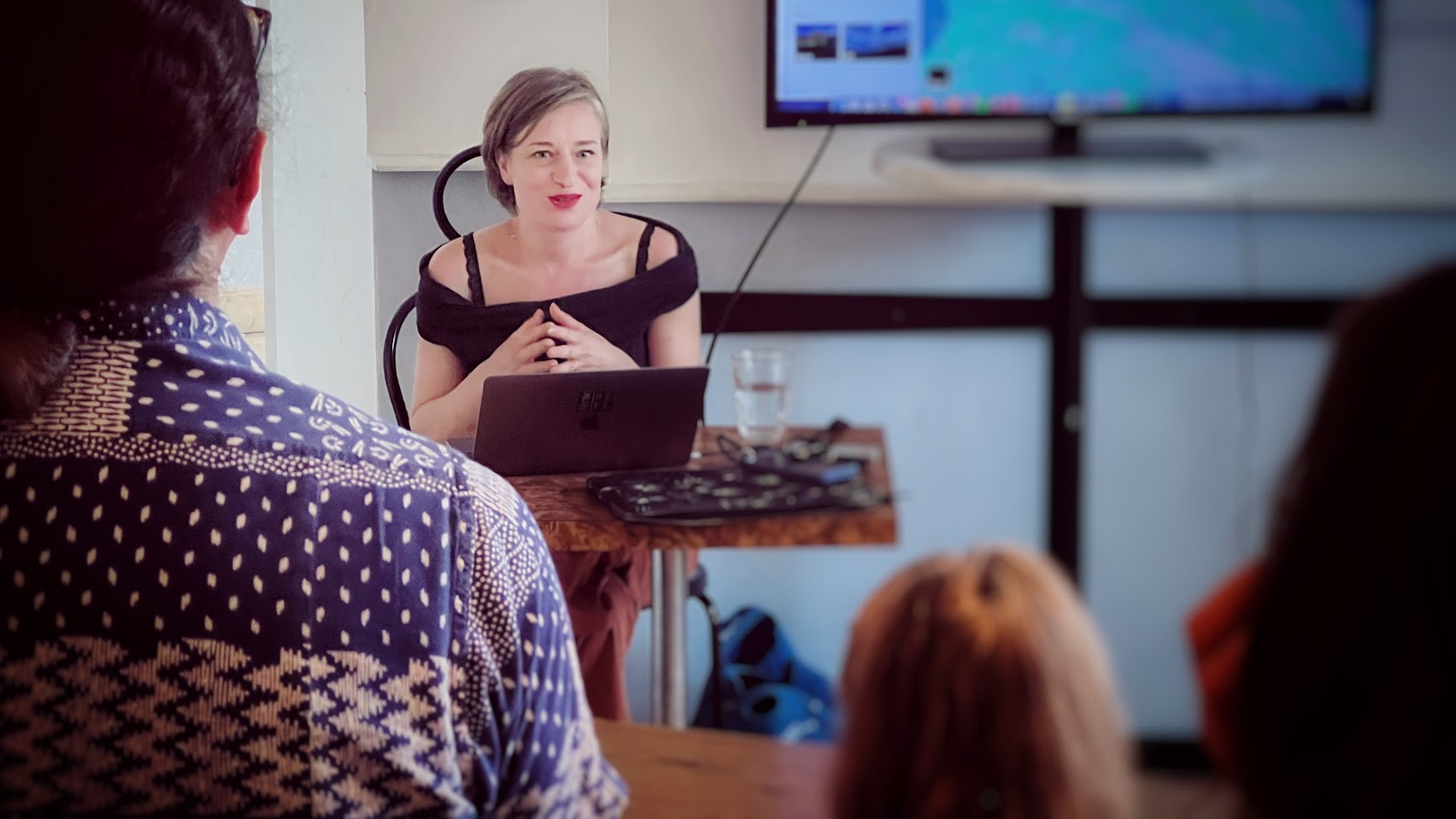Olga Kravets lors de la rencontre au café de la place sur son exposition revenant de son premier séjour en tchétchénie à son installation dans le Bugey Sud