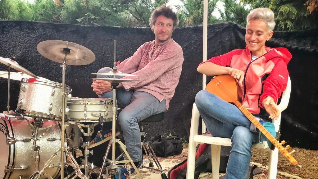 Article sur le site de LouvFolk sur la résidence d'artistes folk accueillis dans le cadre du partenariat avec l'association Louv'Folk.